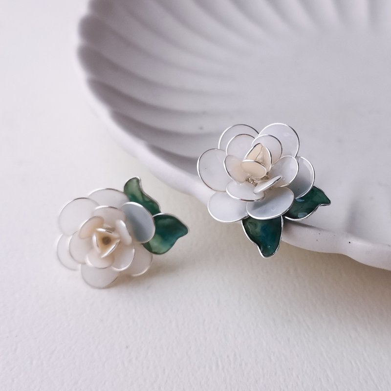 【定制化商品】山茶花-树脂耳环 造花液 水晶花 树脂花 - 耳环/耳夹 - 树脂 白色