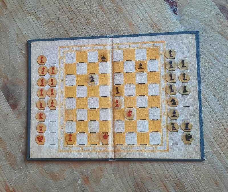 袖珍国际象棋游戏苏联拉脱维亚制作 – 老式旅行国际象棋小册子苏联 - 桌游/玩具 - 其他金属 