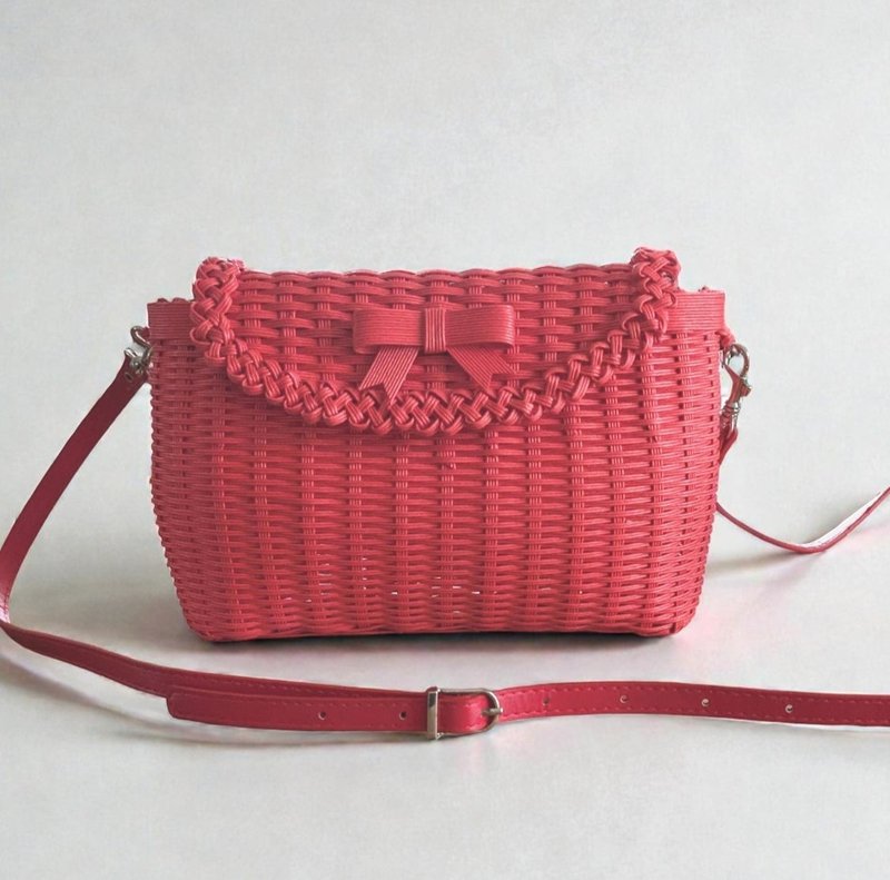 缎带点缀的红衣主教红两用肩背包 手拿包 纸绳编织 红色 圣诞节 礼物 赠礼 出游 午餐 忘年会 - 侧背包/斜挎包 - 纸 红色