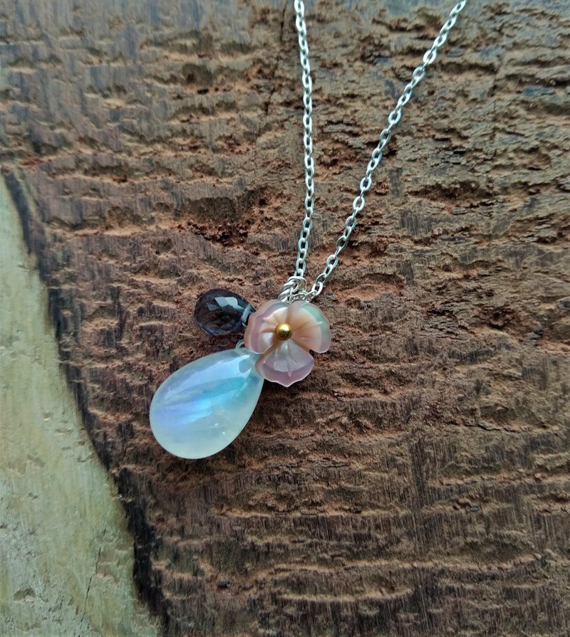 (A218) 大尺寸双面蓝彩光月亮石 配蓳青石 贝母花 纯银锁骨项链 - 项链 - 宝石 蓝色