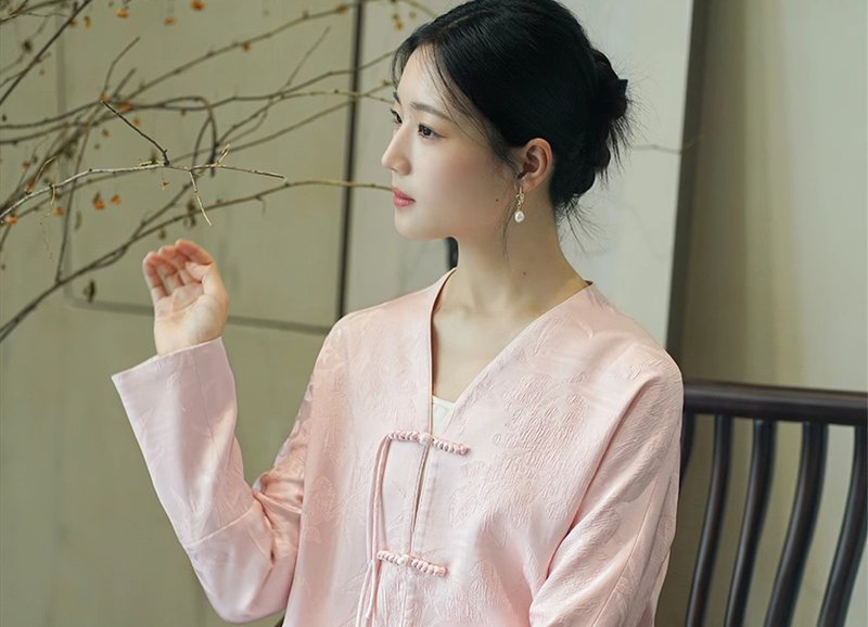 新中式中国风 对襟盘扣暗纹提花仿冠乐绉醋酸外套 - 女装上衣 - 其他材质 粉红色