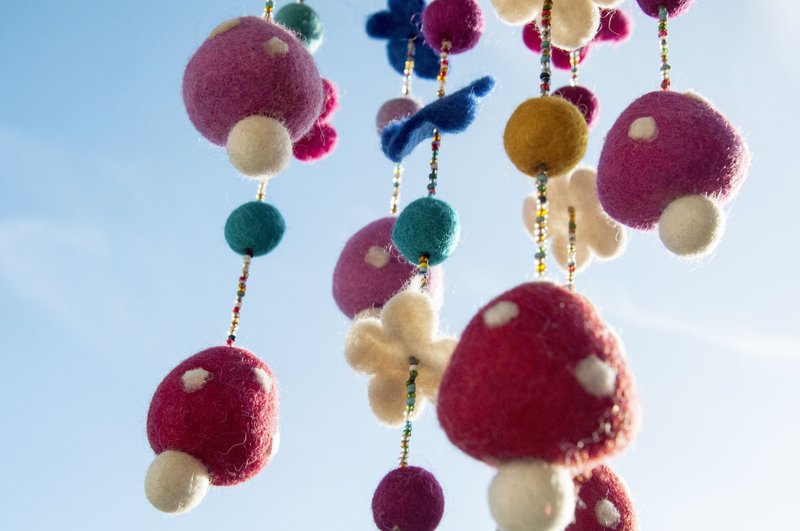 婴儿房吊饰弥月礼物 手工羊毛毡吊饰/Boho婴儿床吊饰/童房挂饰 圣诞礼物 情人节礼物 交换礼物 生日礼物-彩虹香菇花朵 - 摆饰 - 羊毛 多色