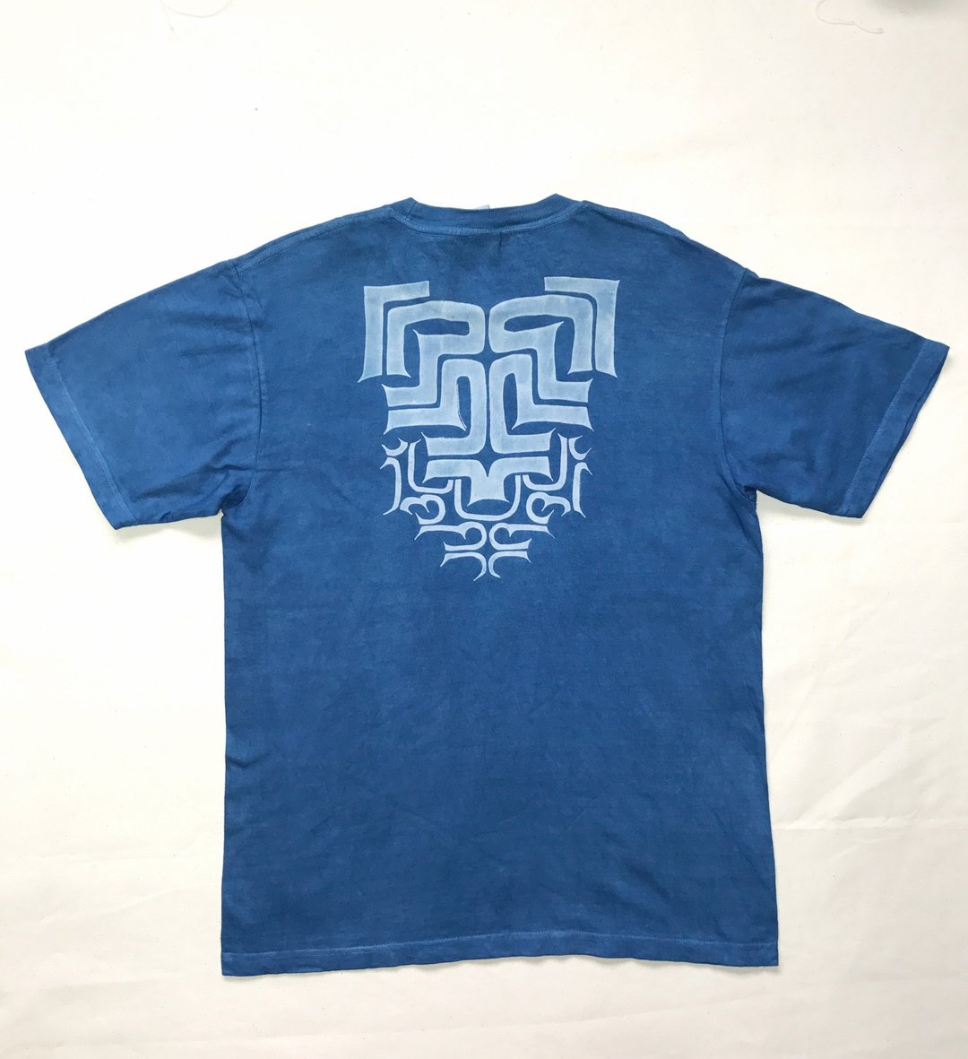 Indigo dyed Aizen - AINU TEE Ainu pattern 1 - 男装上衣/T 恤 - 棉．麻 蓝色