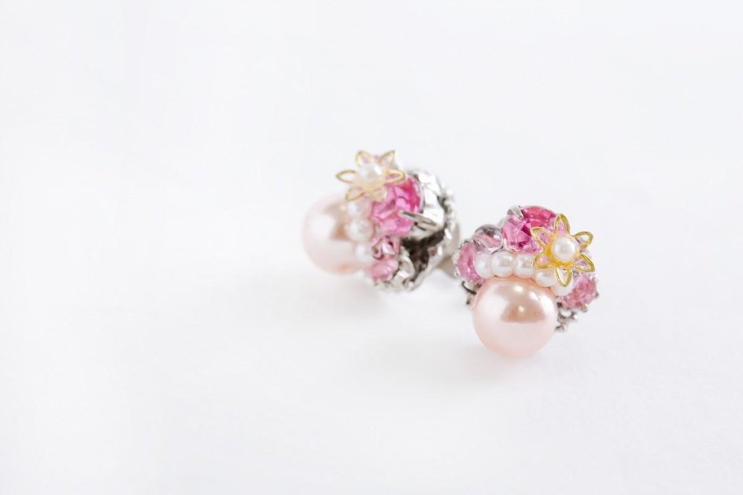 Bijou &amp; Pearl of Puchipiasu (earrings) pink - 耳环/耳夹 - 宝石 粉红色
