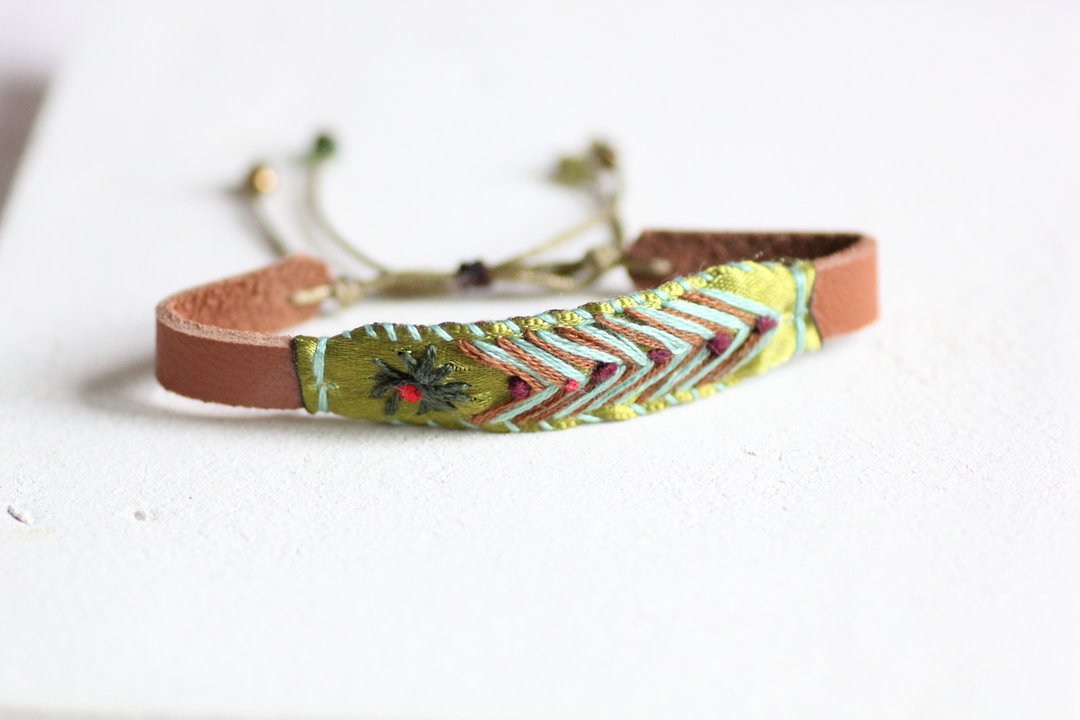 Seed bracelet - hand embroidered  seeds motif which dropped from flower - 手链/手环 - 聚酯纤维 绿色