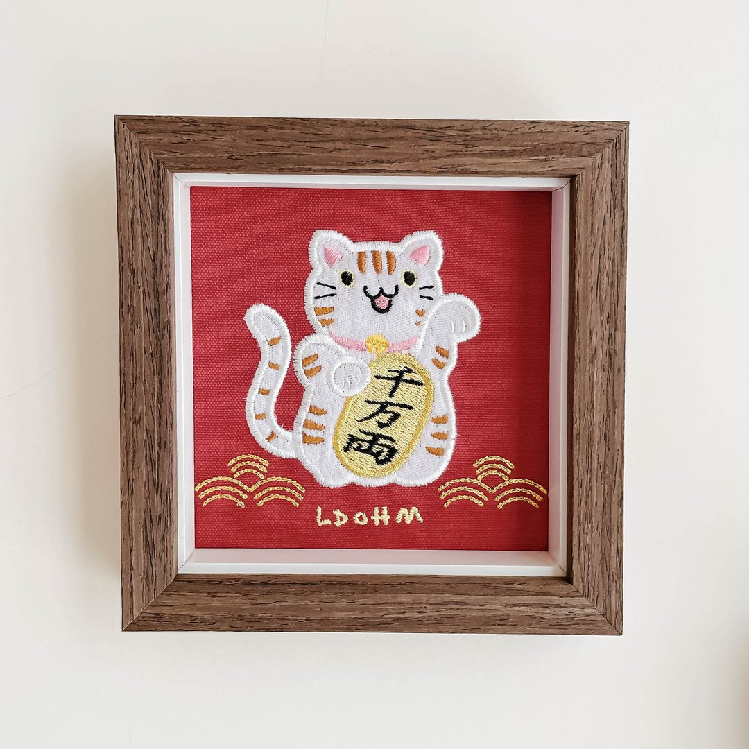 【招财猫】棕花纹白猫 刺绣画|实木框|招财纳福 财源广进 - 画框/相框 - 棉 红色