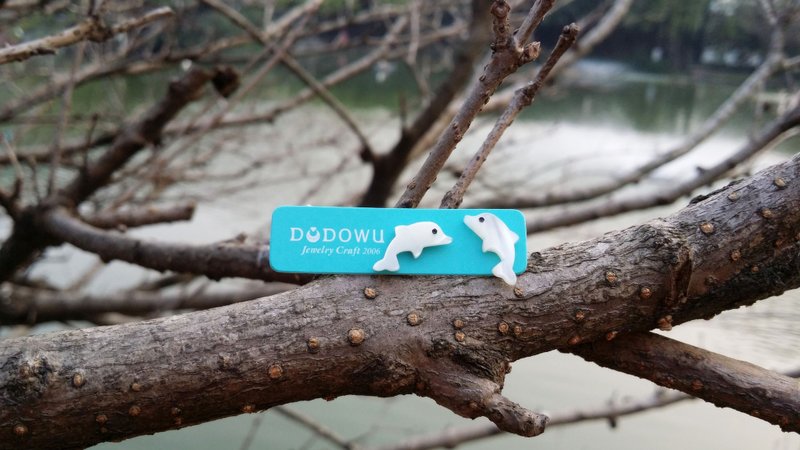 《DODOWU手作轻珠宝》~【※守护爱情小海豚※手工精雕蝶贝●耳环】可以改夹式/316L钢抗过敏 - 耳环/耳夹 - 宝石 白色