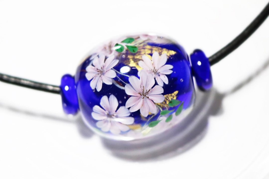 Cherry blossom dragonfly ball Glass ball with gold leaf Navy blue - 颈链 - 玻璃 多色