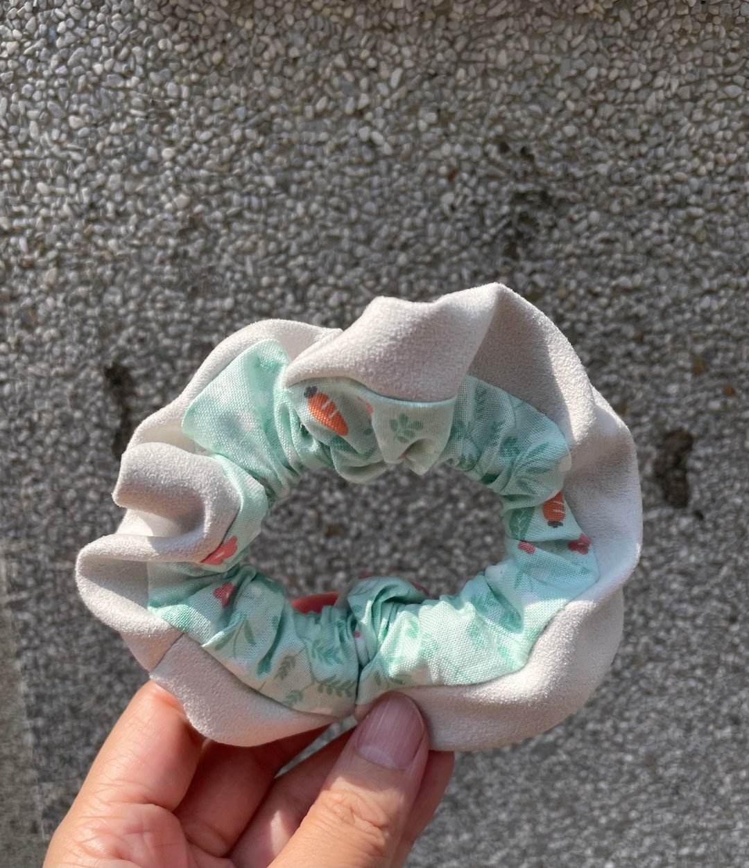 Chez。小物系列 - 麂皮绒制发圈-珍珠白x绿底白兔 - 发饰 - 聚酯纤维 白色