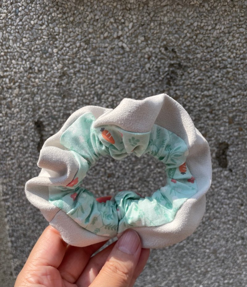 Chez。小物系列 - 麂皮绒制发圈-珍珠白x绿底白兔 - 发饰 - 聚酯纤维 白色