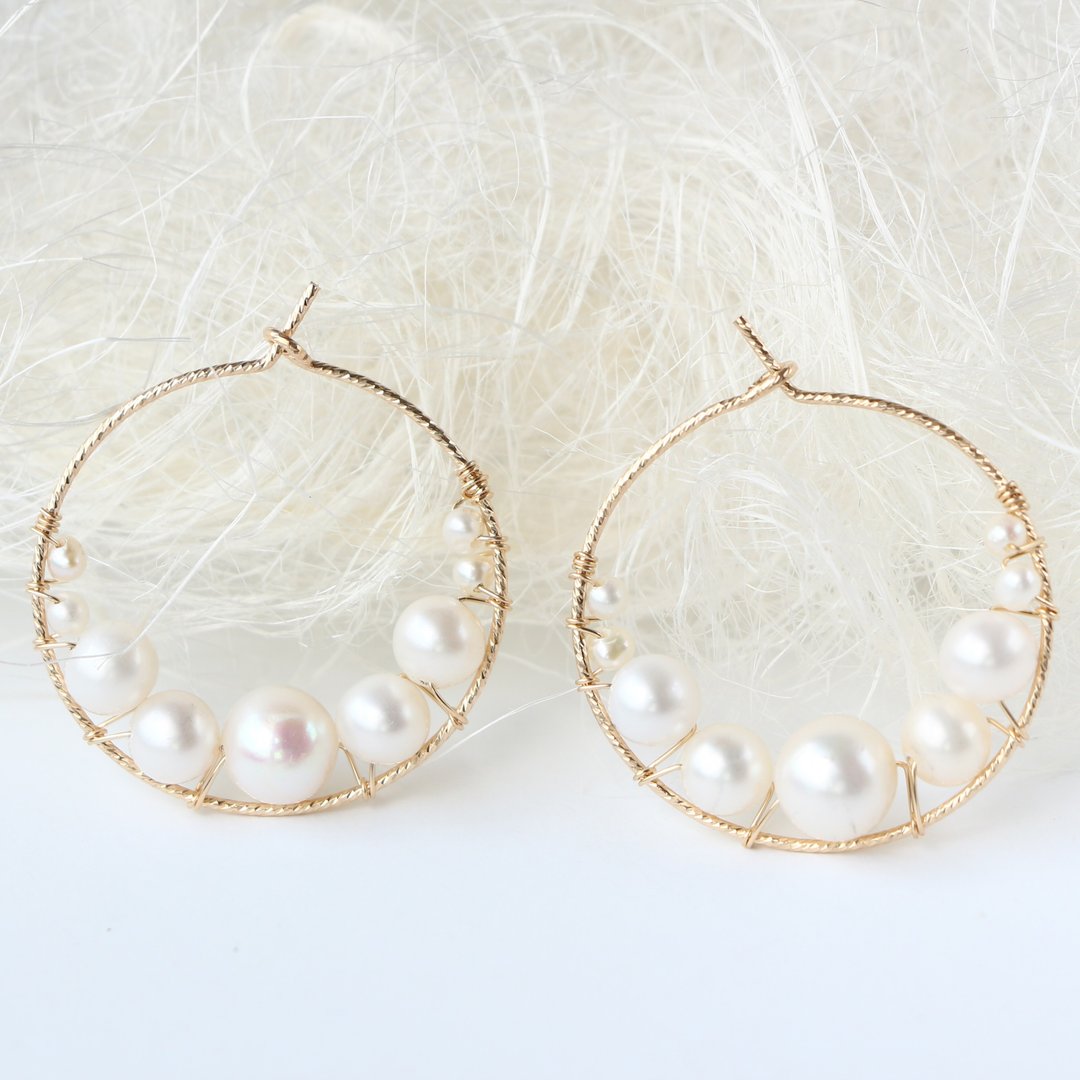 14kgf-Simple bubble freshwater pearl glitter hoop pierced earrings - 耳环/耳夹 - 宝石 白色