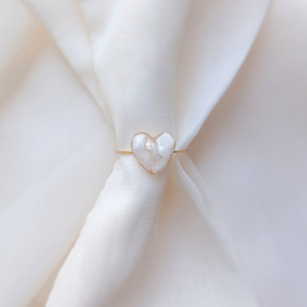 petit heart ring Natural stone heart ring NO.05 (moonstone free size) - 戒指 - 石头 白色
