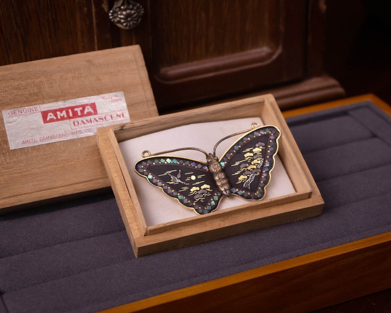 日本Amita古董象嵌 24K/银/鲍鱼贝镶嵌工艺 松树飞雁 蝴蝶形胸针 - 胸针 - 24k 金 黑色