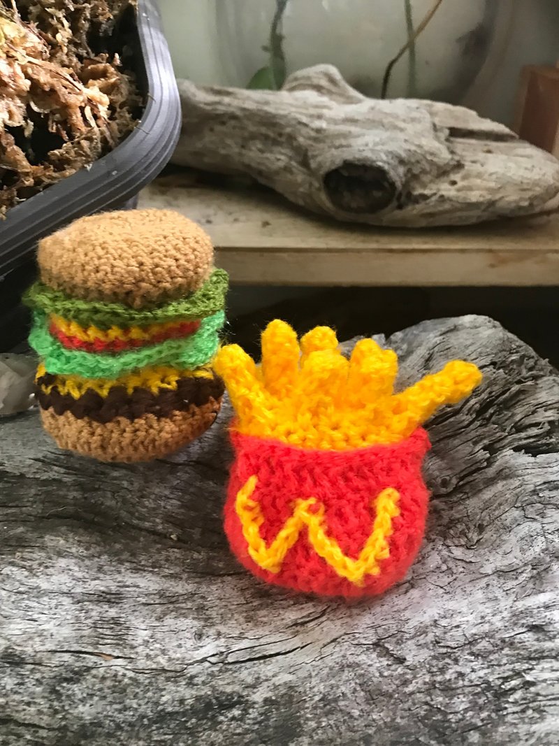 Wednesday手工编织薯条钥匙圈ㄧ个390元汉堡ㄧ个390元 - 钥匙链/钥匙包 - 其他材质 多色