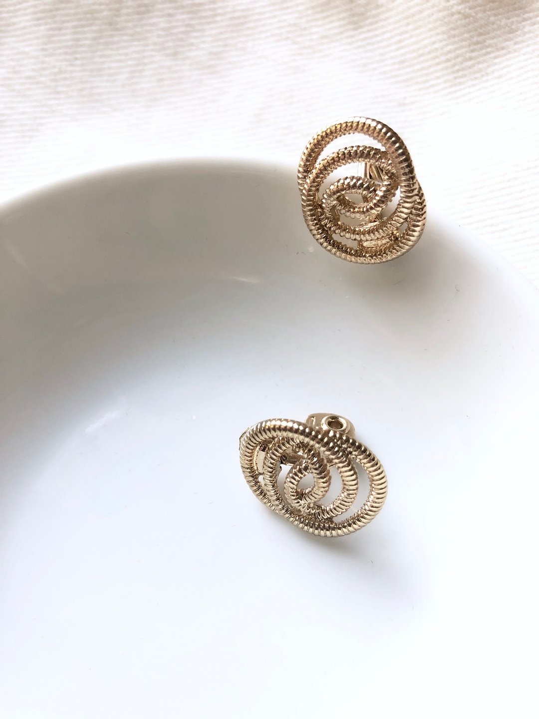 Vintage JJG Spiral Wire Gold Clip On Earrings - 耳环/耳夹 - 贵金属 金色