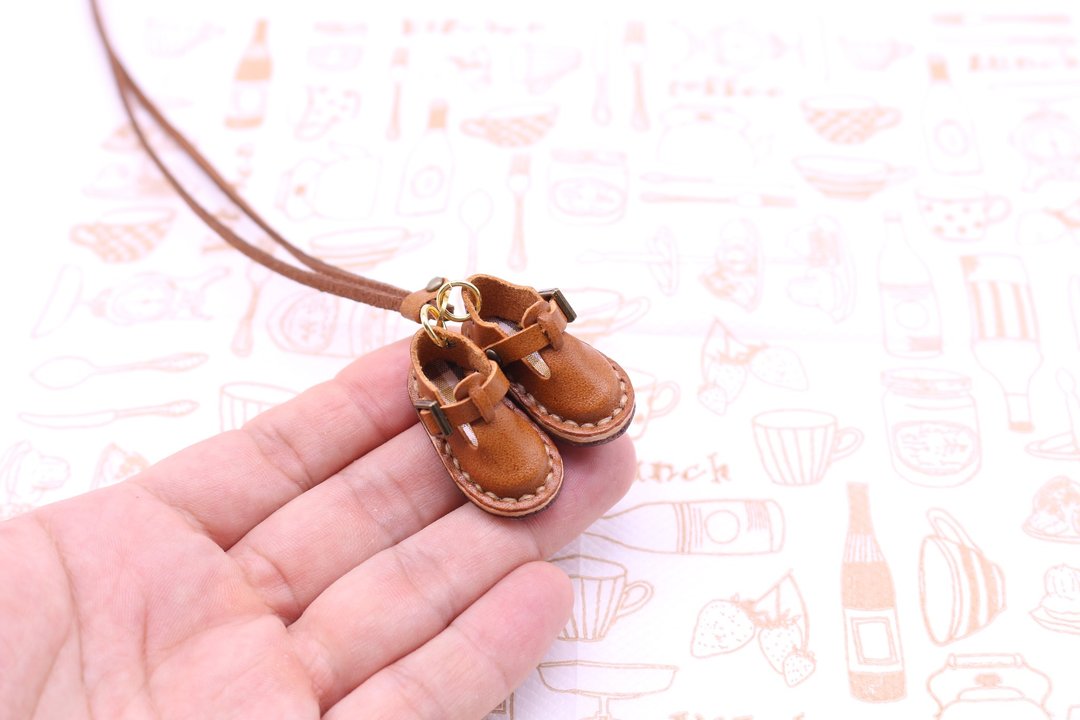 Necklace of small leather cactus shoes ｜ Chocolate - 项链 - 真皮 咖啡色