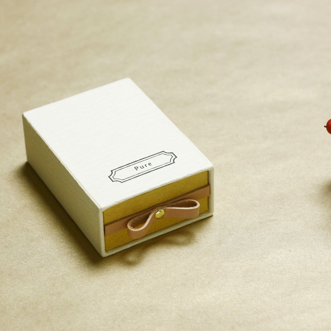 Pure // Cream) Sliding Box Leather ribbon A small box that conveys your feelings - 包装材料 - 纸 白色