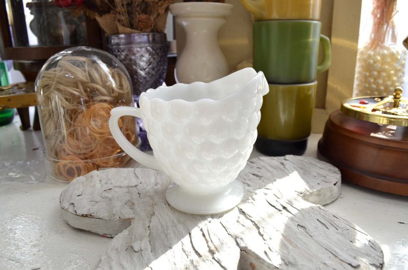 FIRE KING Bubble Creamer 奶白玻璃圆点奶壶 60s古董玻璃制品 - 茶具/茶杯 - 玻璃 白色