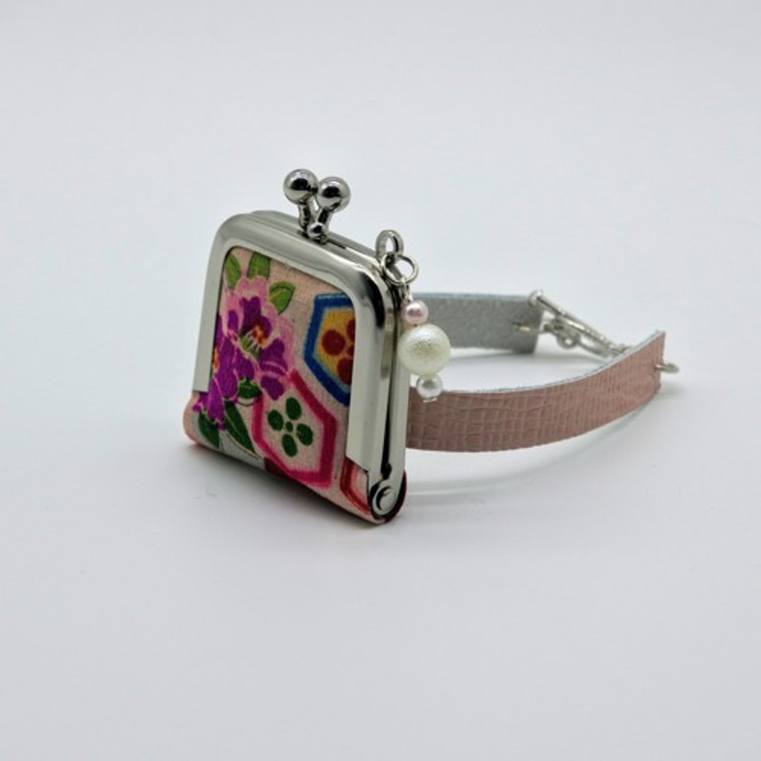 bracelet with small kiss lock bag - 手链/手环 - 其他材质 粉红色