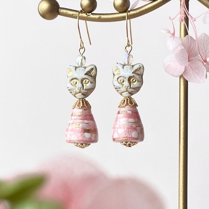 樱花粉福福猫欧拉琳卡 / 耳针 轻巧和纸饰品 个性化礼物 樱花 猫 猫日 日本 - 耳环/耳夹 - 纸 粉红色