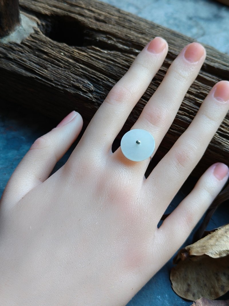 ore设计 天然缅甸白糯冰种 平安扣翡翠16*2.5mm 银戒指 - 戒指 - 宝石 白色