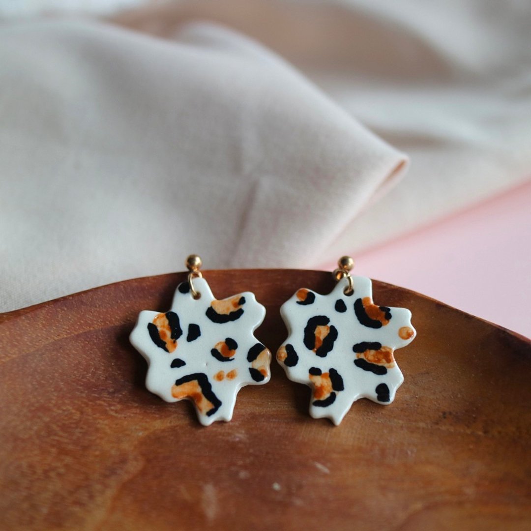 Tiger Flower Earrings, flower lover, tiger pattern, add bright charm in summer. - 耳环/耳夹 - 陶 