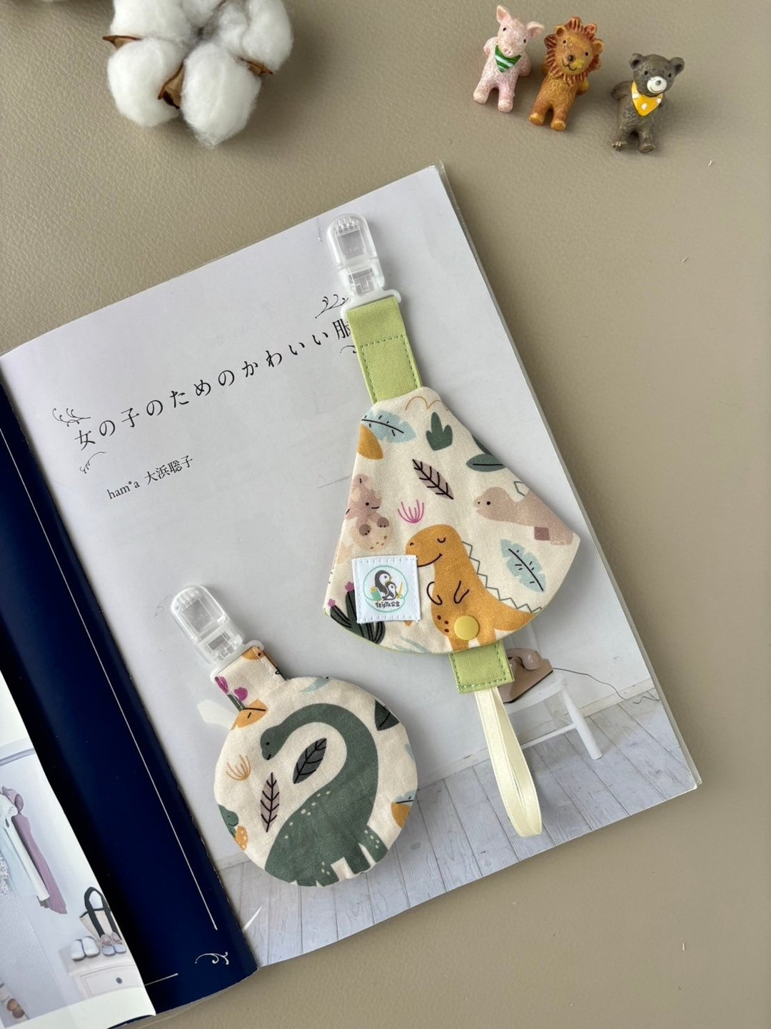 恐龙森林 奶嘴链套组 平安福袋 日本纯棉布 - 满月礼盒 - 棉 绿色