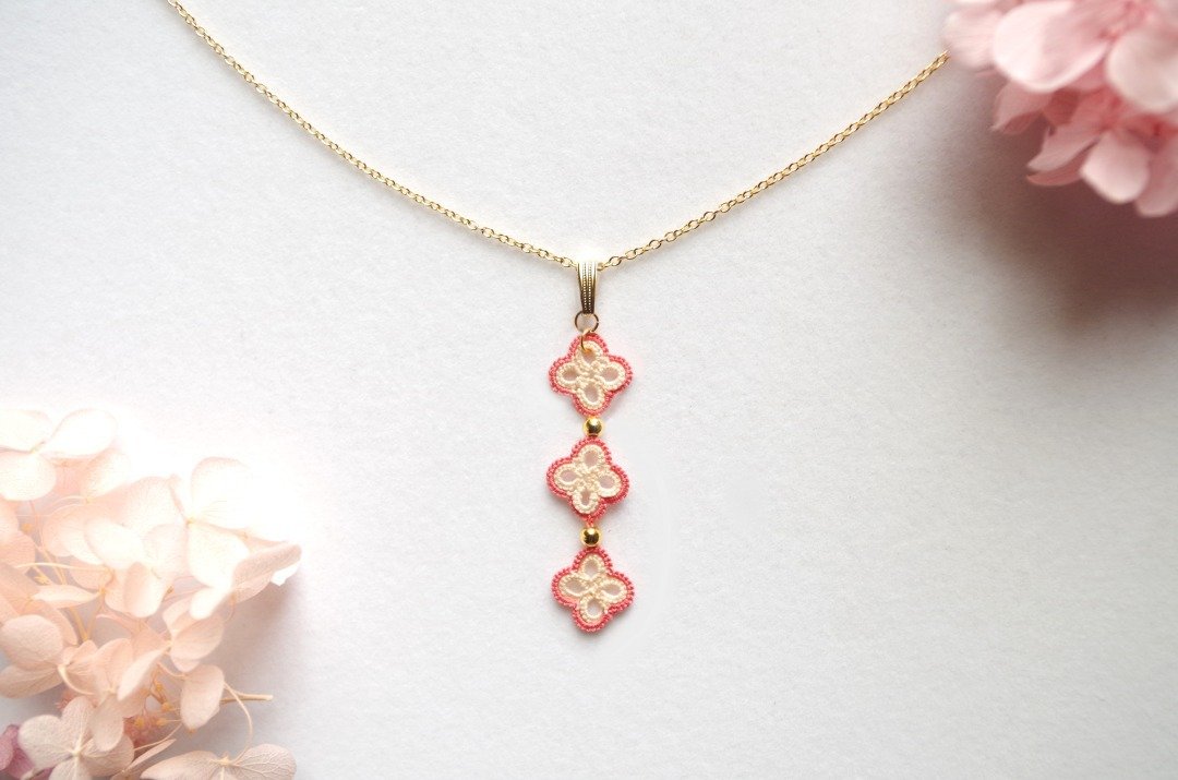 Tatting lace floret triple pendant, cherry blossom - 项链 - 棉．麻 粉红色