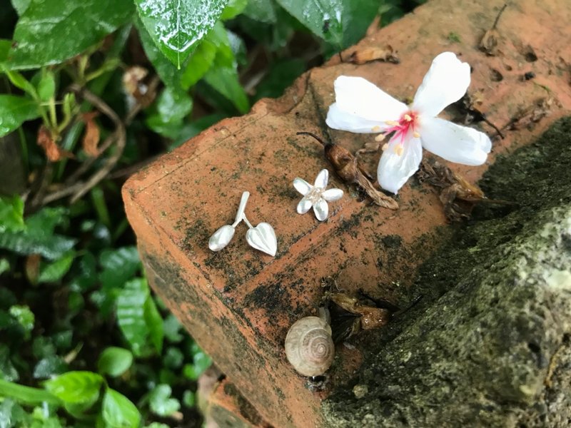  【客家】油桐花不对称耳环 - 耳环/耳夹 - 纯银 银色