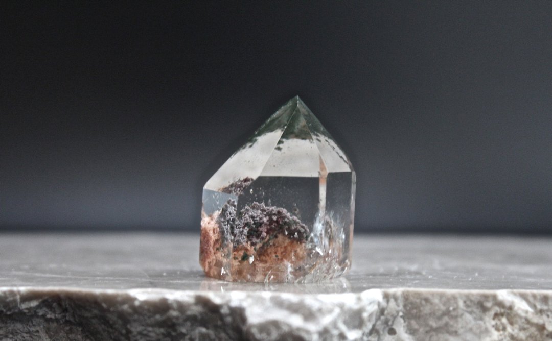 石栽 SHIZAI-共生异象绿藻水晶柱 - 含底座 - 摆饰 - 水晶 绿色