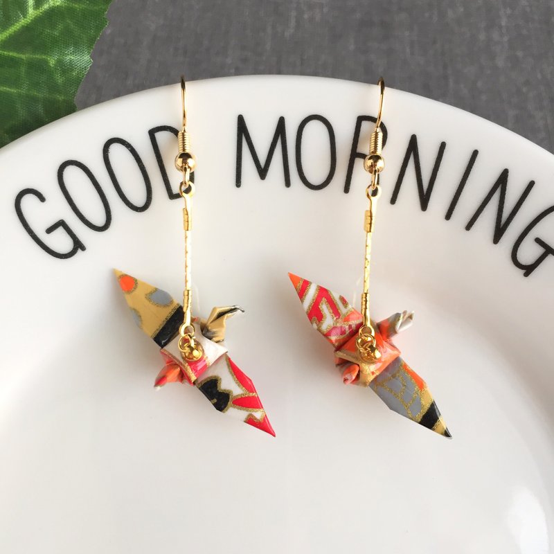 18k包金 日本独创防水技术 不含化学胶 精致版千纸鹤垂坠耳环橘色 - 耳环/耳夹 - 纸 橘色