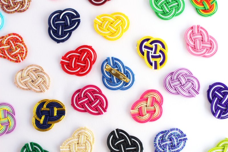 japanese style brooch / mizuhiki / japan / accessory / traditional / 50 colors - 胸针 - 丝．绢 多色