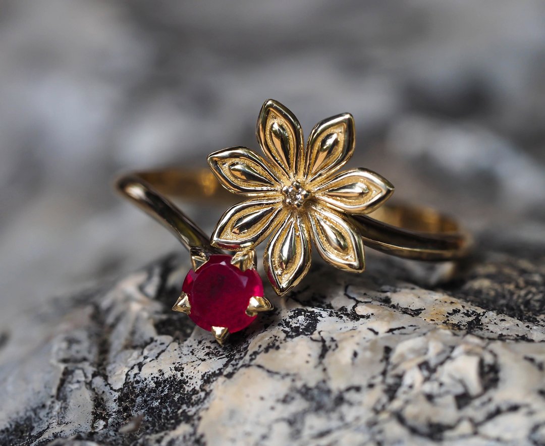 Star Anise Flower gold ring with ruby and diamond - 戒指 - 贵金属 金色