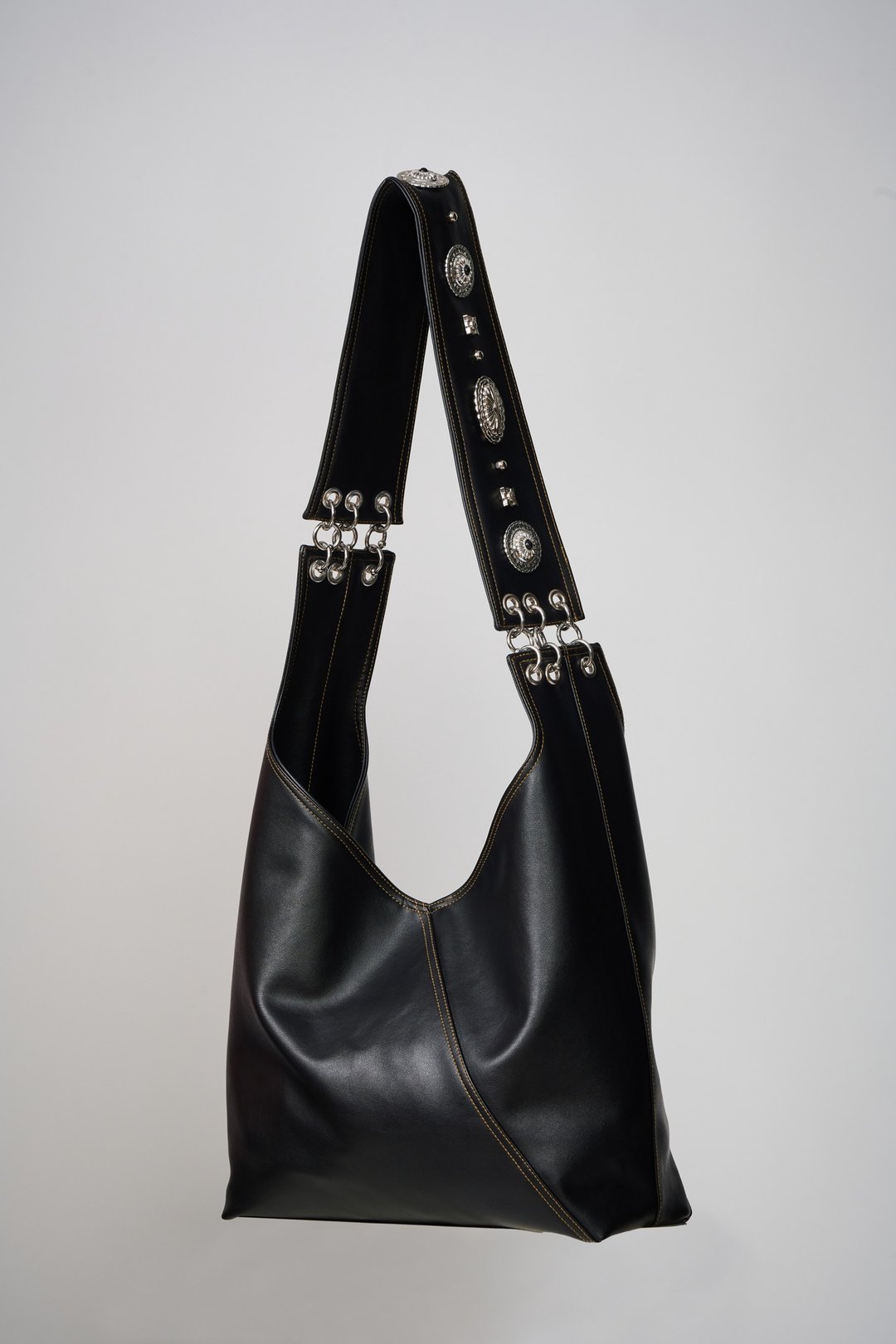 银器皮革袋 Silver shoulder bag - 侧背包/斜挎包 - 其他材质 黑色