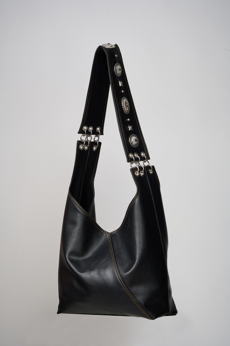 银器皮革袋 Silver shoulder bag - 侧背包/斜挎包 - 其他材质 黑色