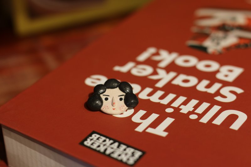 手作陶瓷胸针可爱复古卷发女生 - 胸针 - 陶 黑色