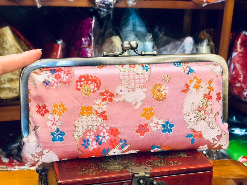 福兔迎祥俏皮粉兔口金长夹 - 皮夹/钱包 - 丝．绢 多色