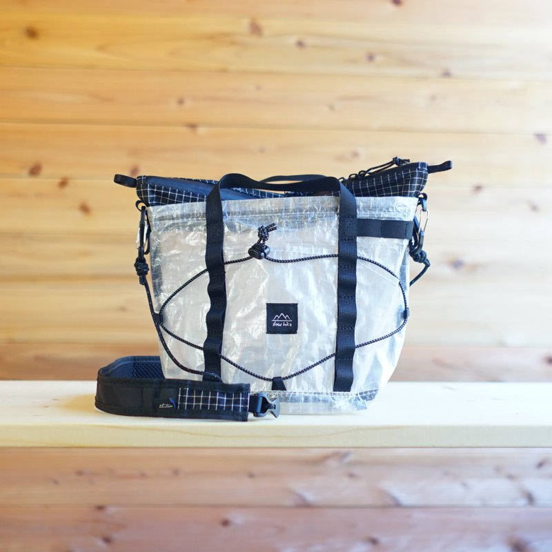 DCF・白色【Chibi Hiker Sacoche・S】/登山・健行・露营・庆典・户外・单肩包・托特包・慢行・防水・轻便 - 侧背包/斜挎包 - 环保材料 白色