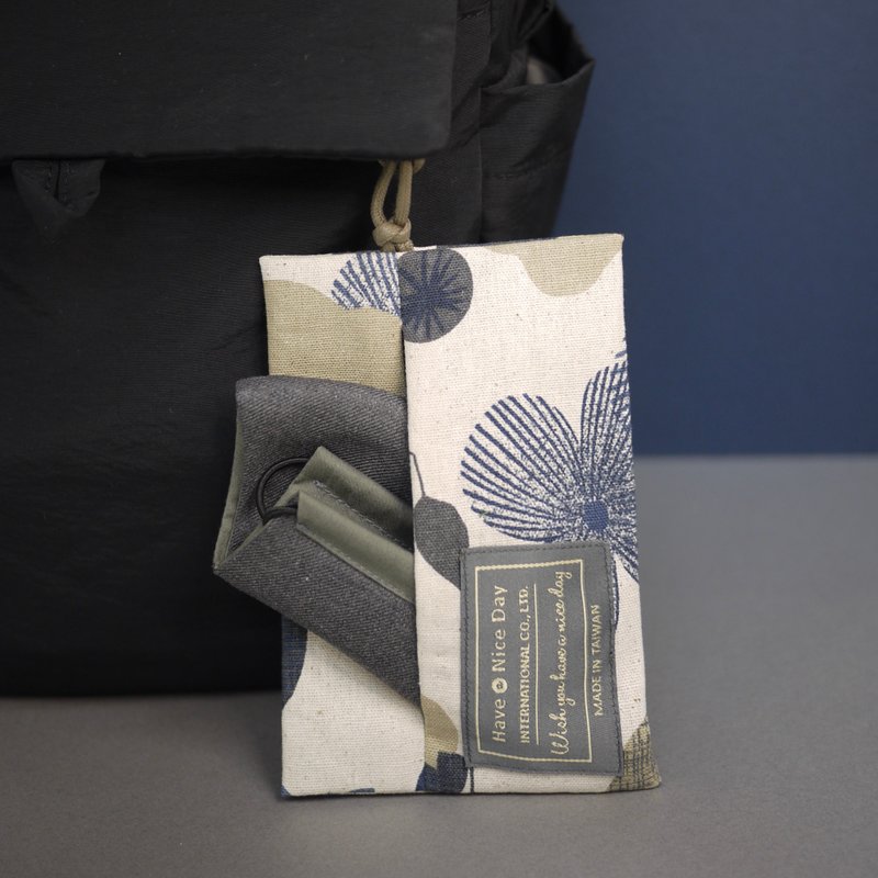 【时时挂念】挂饰口罩收纳袋-春日山茶花 - 化妆包/杂物包 - 棉．麻 多色