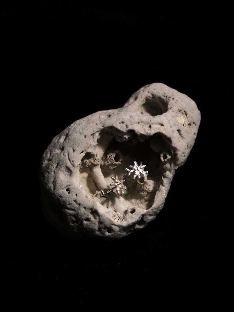 默默珊瑚 │ 纯银贴耳小耳环 - 耳环/耳夹 - 纯银 银色