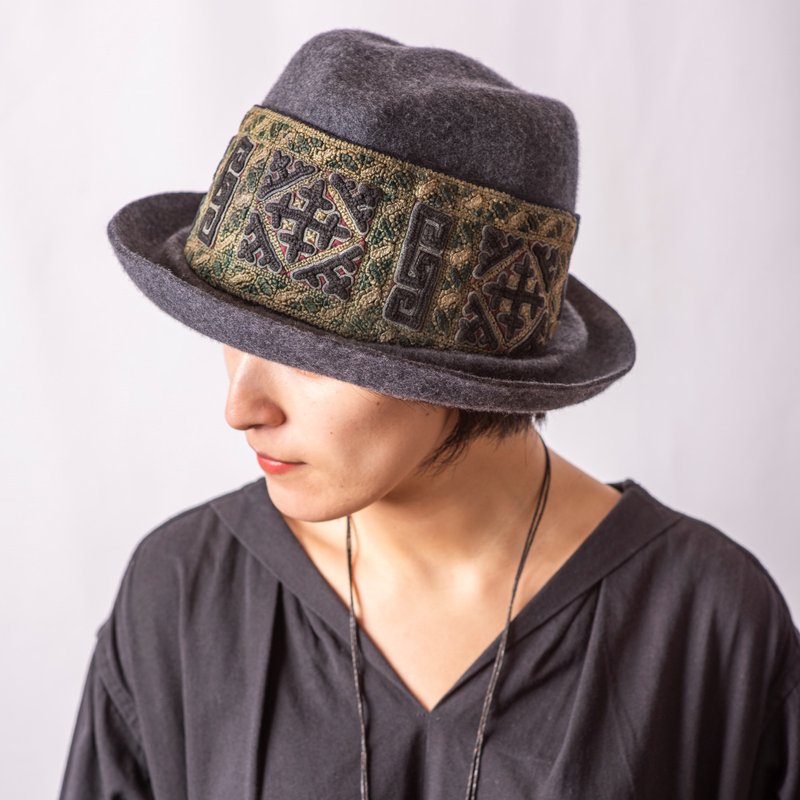 使用了越南黑苗族人的高貴立體刺繡的帽子  Black Hmong' Pride - 帽子 - 羊毛 灰色