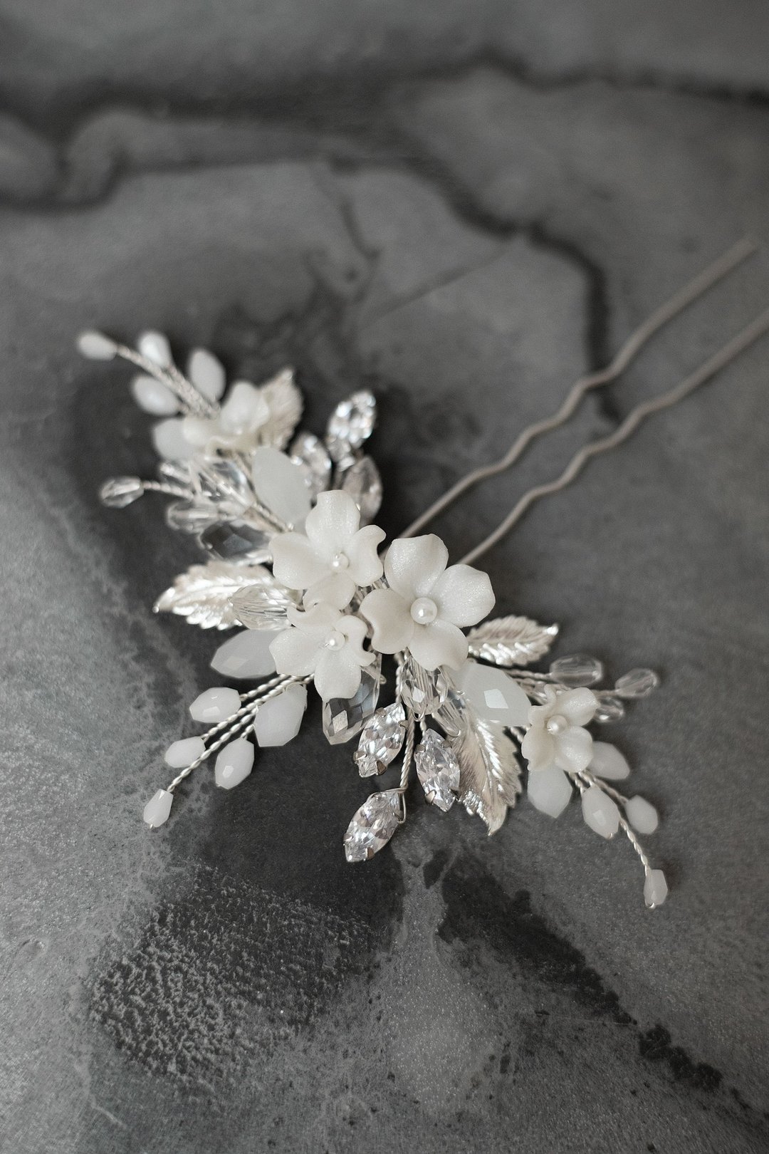White floral hair pin for bride, Flower bridal hairclip - 发饰 - 粘土 白色