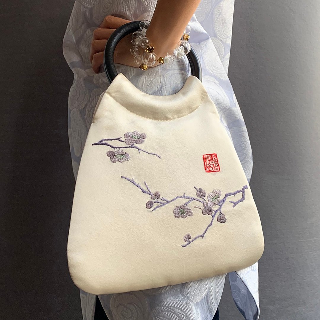 梅花手绣包/丝绸包 手工刺绣包 梅花 苏绣 圆把手包 缎面 - 手提包/手提袋 - 丝．绢 