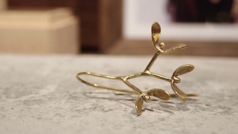 mini 耳际槲寄生 黄铜钩式耳环 - 耳环/耳夹 - 其他金属 金色