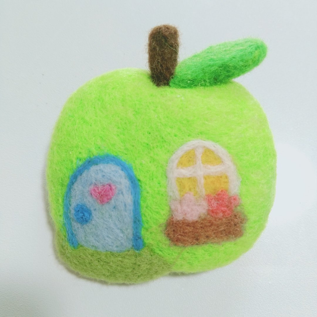 青苹果小屋胸针 水果屋 手作 羊毛毡 水果 needle felted 羊毛毡手作 mascot 玩偶 handmade japan - 胸针 - 羊毛 绿色