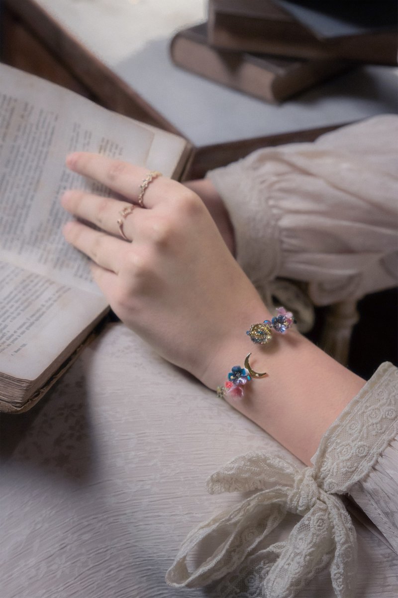 Valeria 婓夜 : 尖月渲染小花铜镀14K金手镯 - 手链/手环 - 粘土 紫色