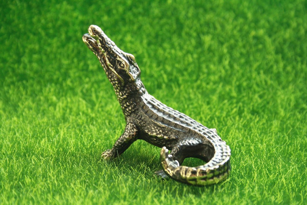 Crocodile, caiman, alligator miniature statuette of bronze, metal figurine - 摆饰 - 铜/黄铜 