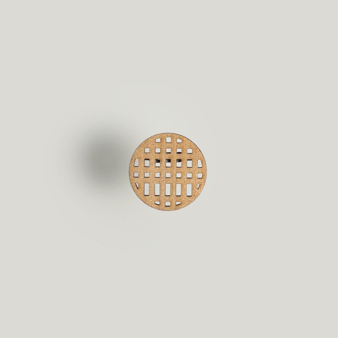 brooch waffle cirkle / waffle brooch whole - 胸针 - 木头 