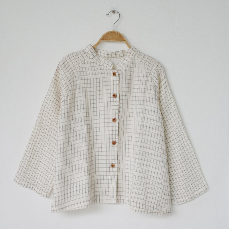 Brown grid shirt with wooden button / slope shoulder / 100% soft cotton - 女装衬衫 - 棉．麻 白色