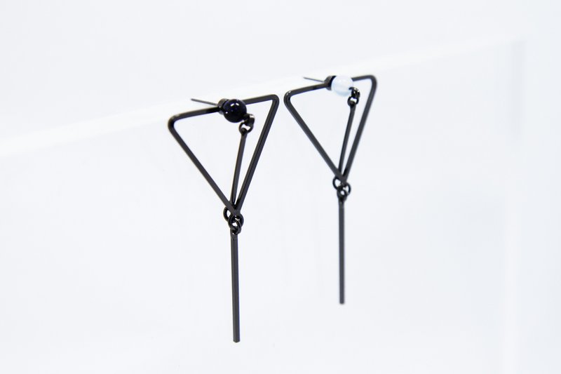 白水晶冬季限定倒三角立体耳环 - 耳环/耳夹 - 其他金属 